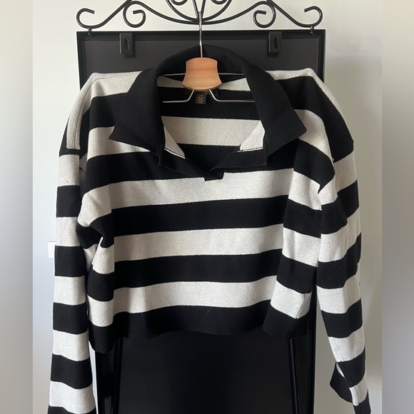 Truth Sweaters - Women's Black and White V-Neck Cropped Sweater